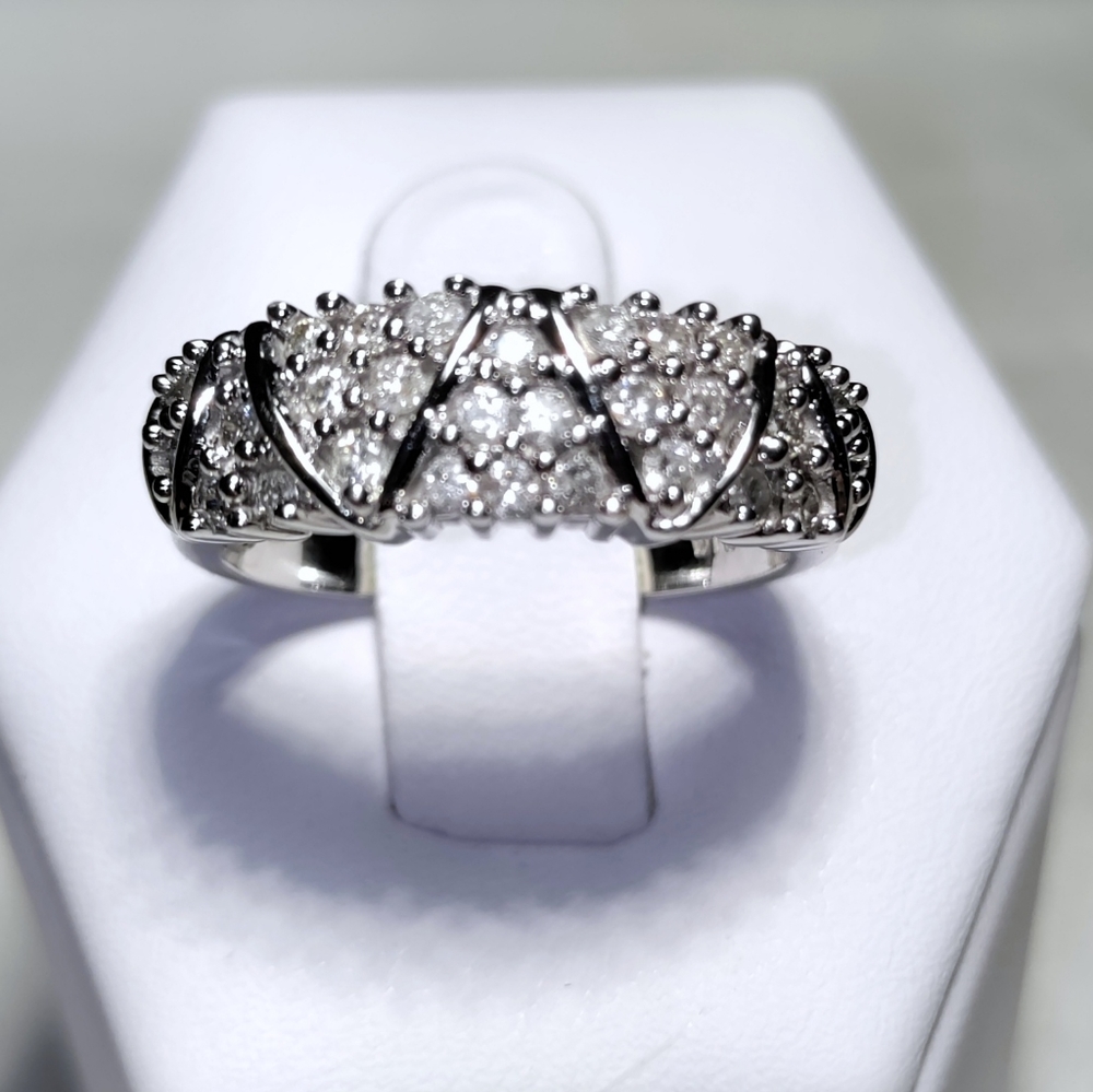 Beautiful 10K 1CTW Diamond Ring/Band - Picture 6 of 13